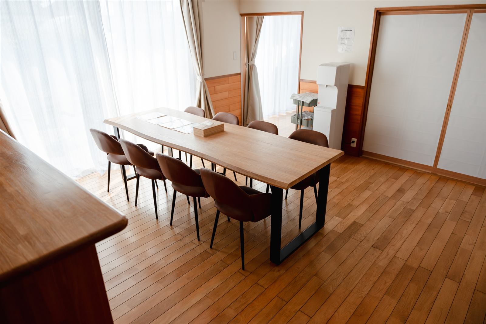 縁のダイニング。8人掛けの大きな木のテーブル